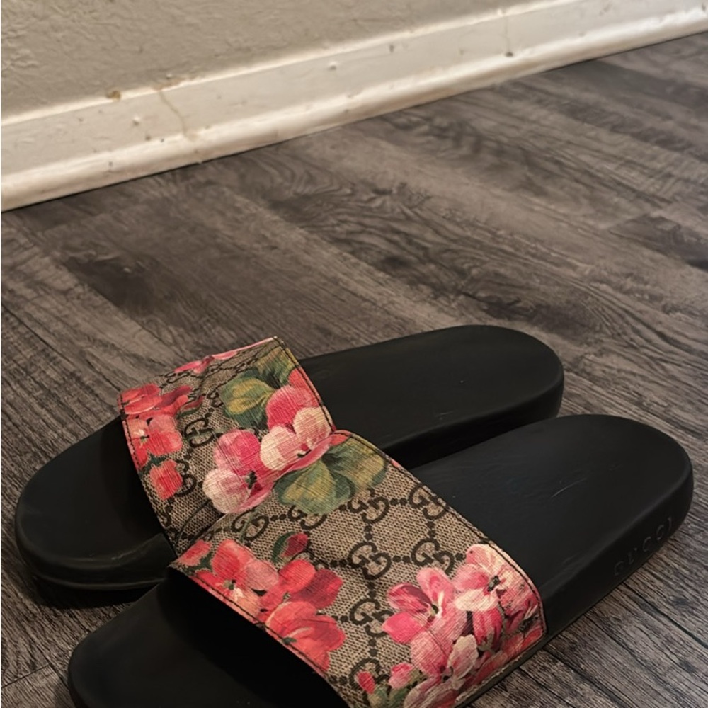 Gucci Women's Floral Slide Sandals - Black and Pink